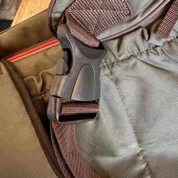 Diaper Dude BAG. NWOT -Bike Sling, Cross Body ,Sport Cool DAD Bag Olive/Brown. - Picture 4 of 16